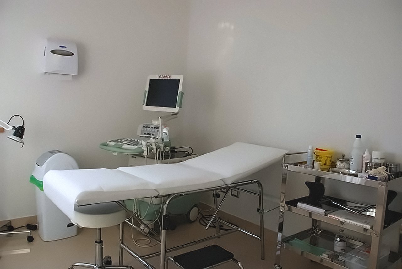 Ambulatorio con lettino e apparecchiature