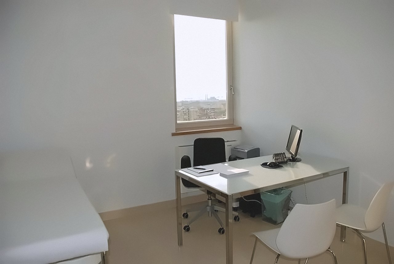 Studio medico con scrivania