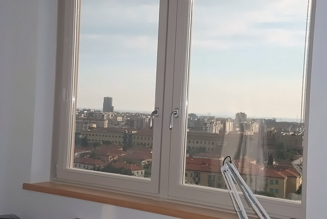 Vista sulla città dalle finestre del centro